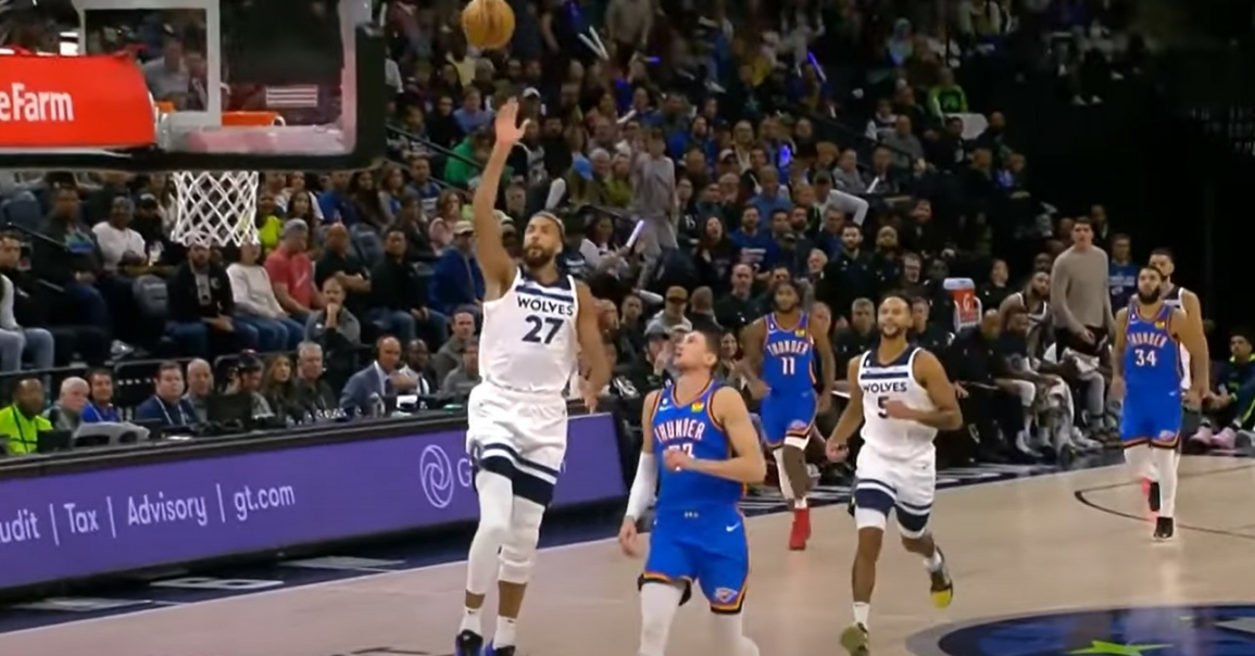 Rudy Gobert rentre un incroyable floater au buzzer pour sa première