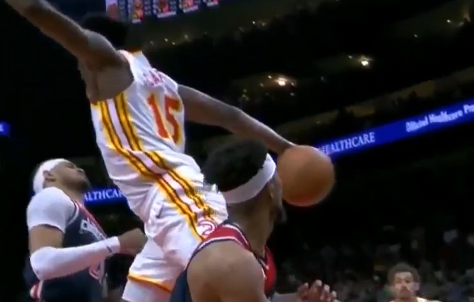 Contre ? Interception ? Cette action de Clint Capela est hypnotisante