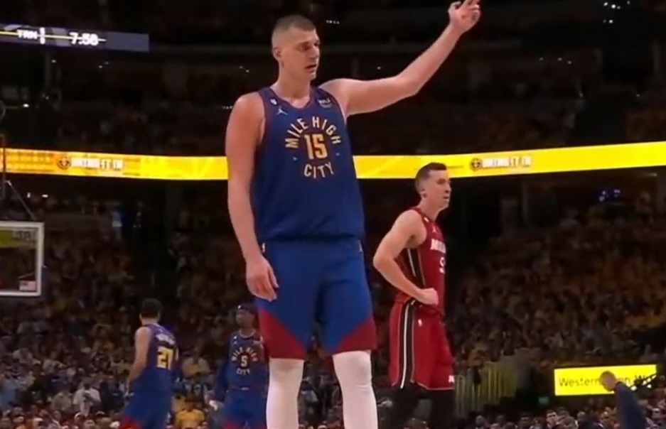 Nikola Jokic grille le système du Heat, le mime à ses coéquipiers et l’annihile