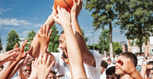 Rudy Gobert inaugure le terrain de son enfance, entièrement rénové