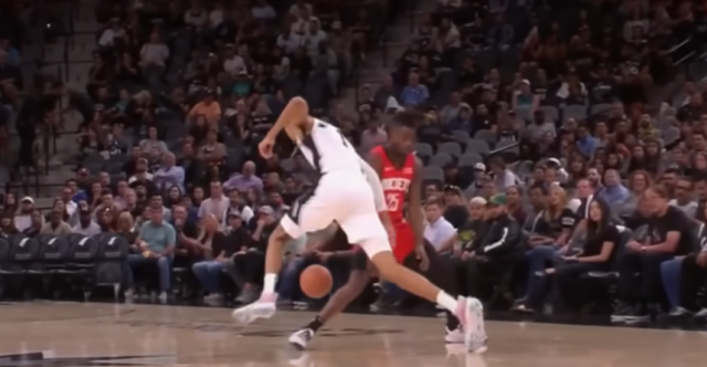 Un petit pont et une passe d’acrobate : Wembanyama fait du Ginobili