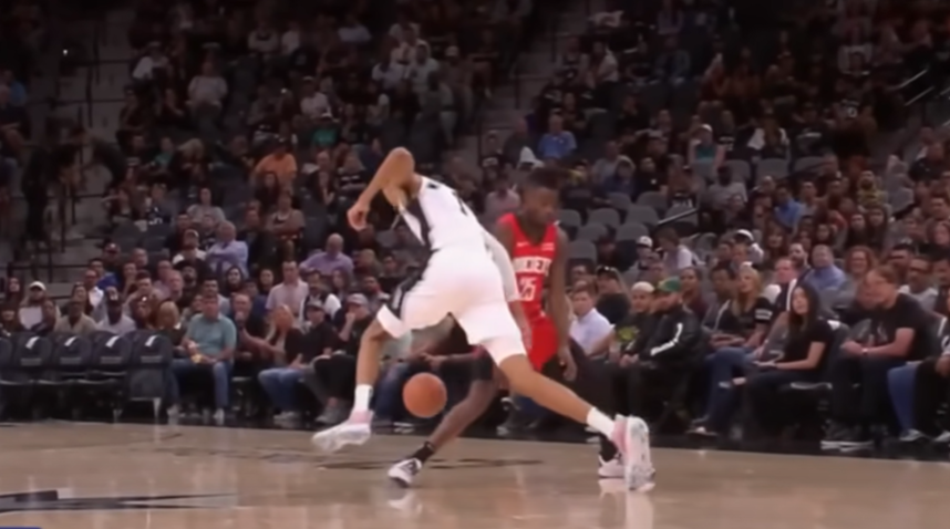 Un petit pont et une passe d’acrobate : Wembanyama fait du Ginobili