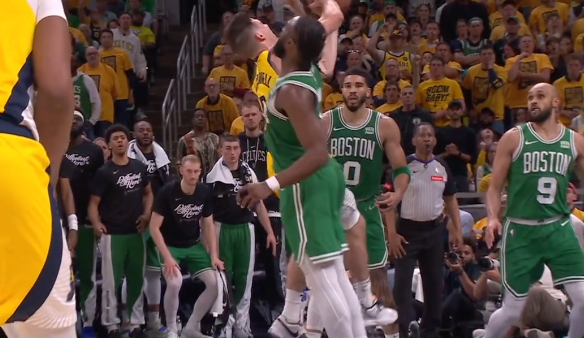 L’énorme faute de Jaylen Brown sur TJ McConnell valait-elle une flagrante ?