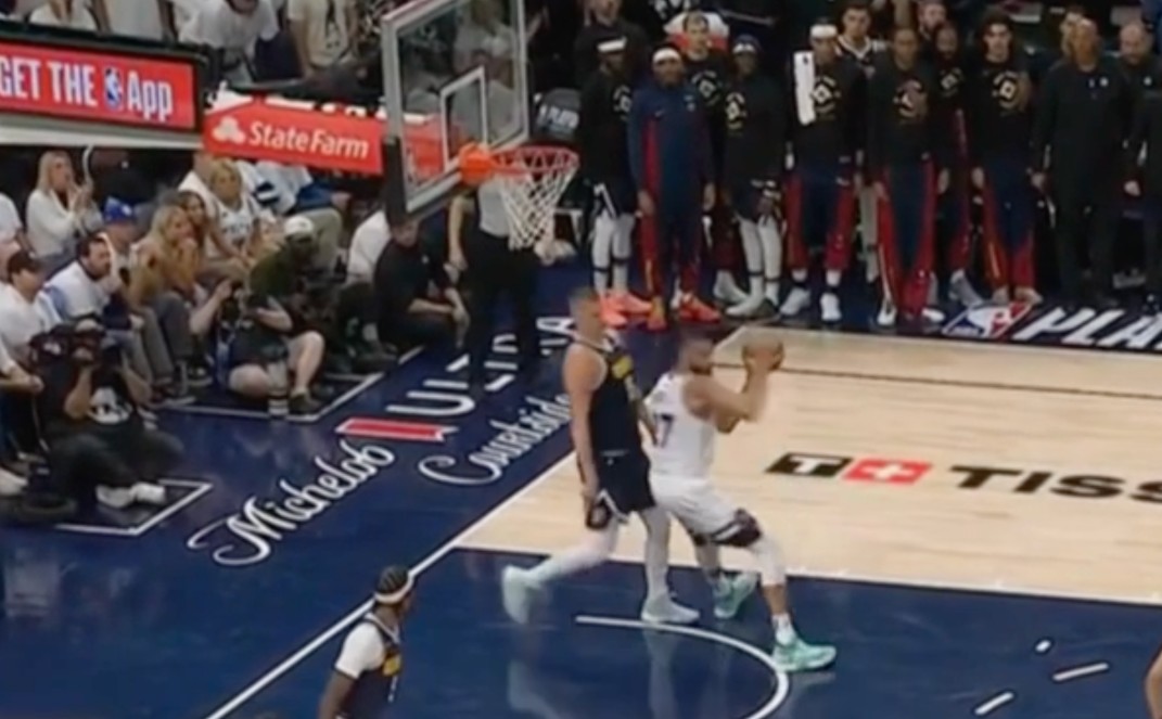 Nikola Jokic fait danser Rudy Gobert en lui faisant le coup de la chaise