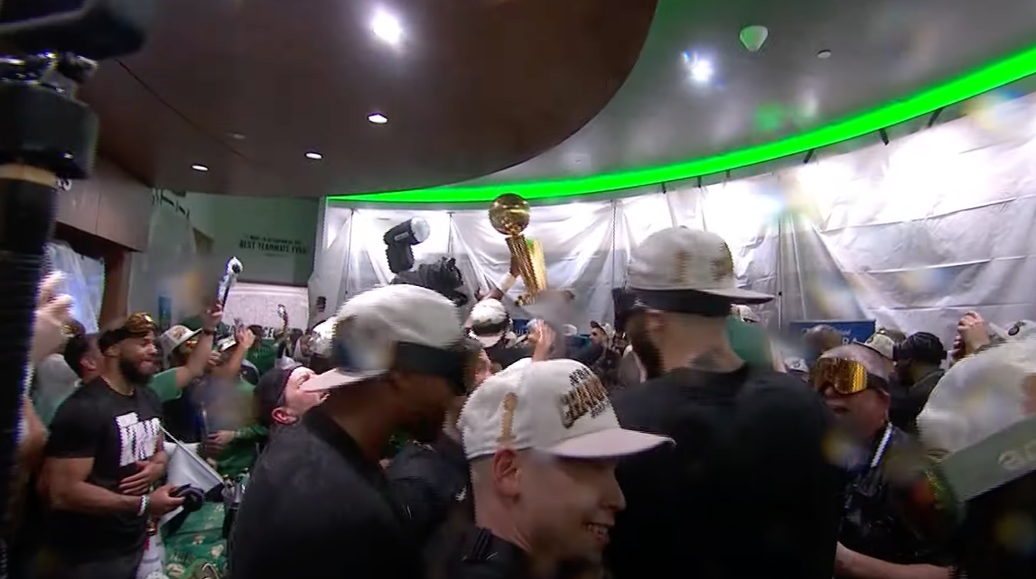 Célébration dans le vestiaire des Celtics. Pas mal, mais pas au niveau de JR Smith 🍾🍾🍾