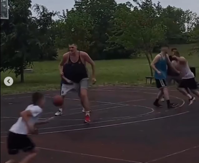 Et pendant ce temps-là… Nikola Jokic tape un 3×3 avec ses potes 🤣