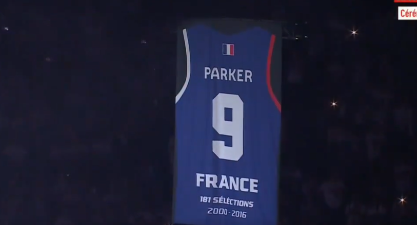 Tony Parker honoré, mais avec une faute d’orthographe sur le maillot…