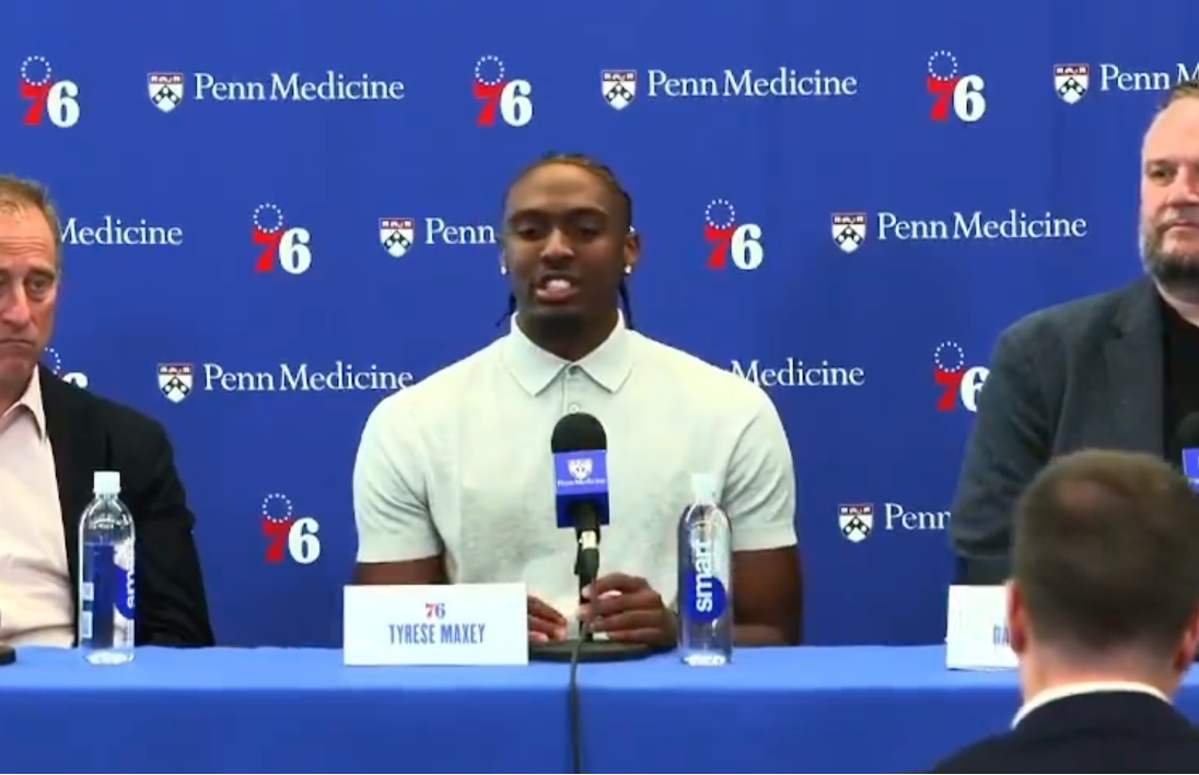 Tyrese Maxey a récupéré un bidon de Pogacar ou quoi ? 😱 Espérons que ce muscle n’entache pas sa vitesse…