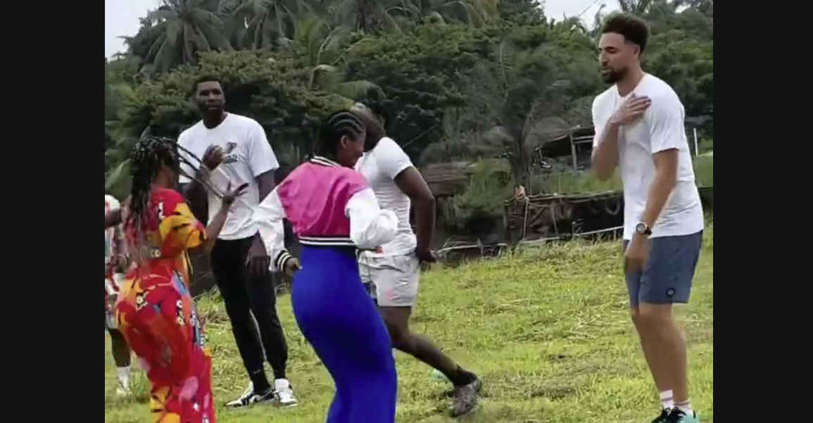 🎞 Klay Thompson s’ambiance au Cameroun avec son ex-coéquipier Festus Ezeli 🕺