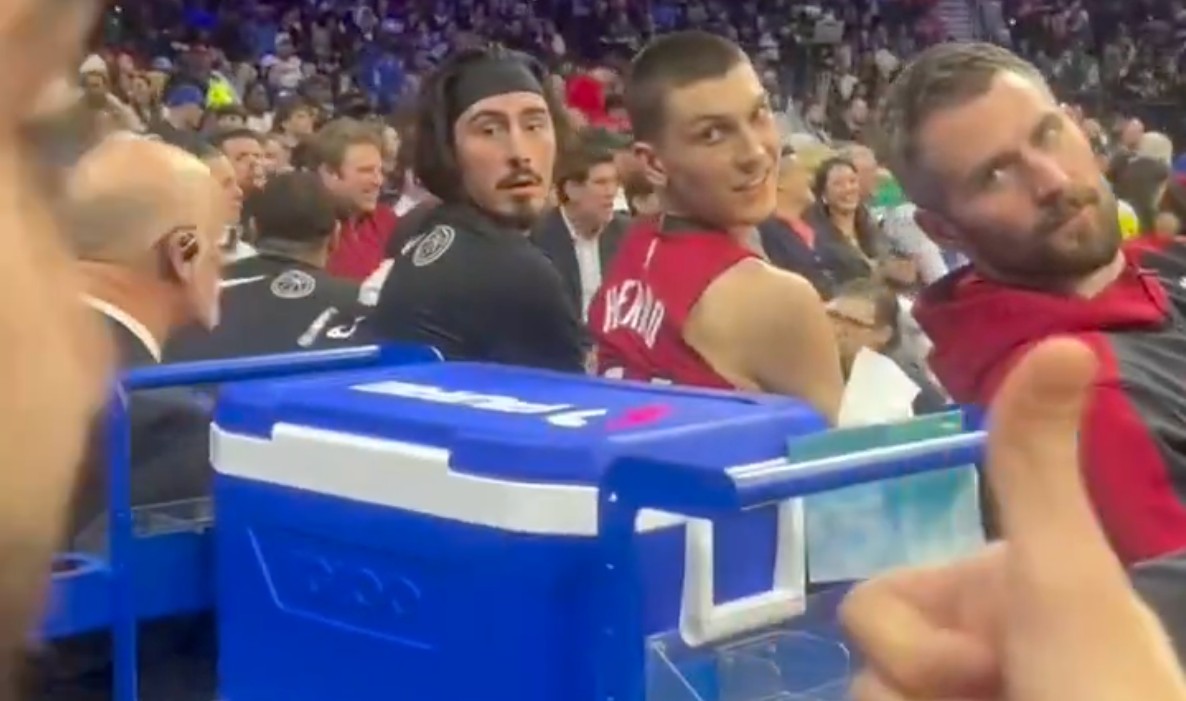 Jimmy Butler : Tyler Herro et Kevin Love apprennent d’un fan les détails du trade pendant le match [Vidéo]